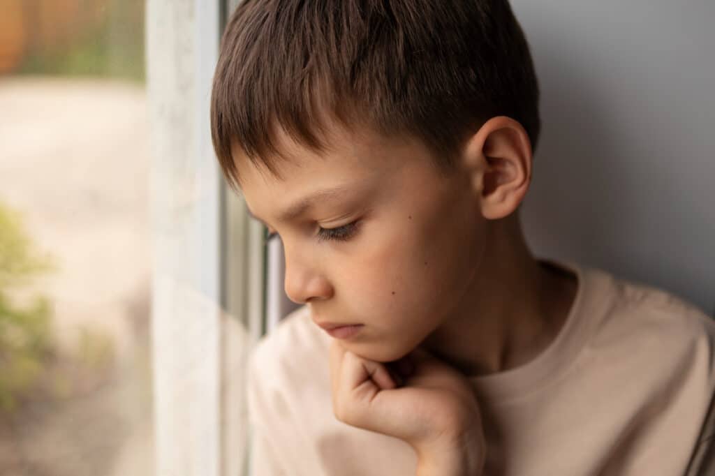 Niño sufriendo mutismo selectivo
