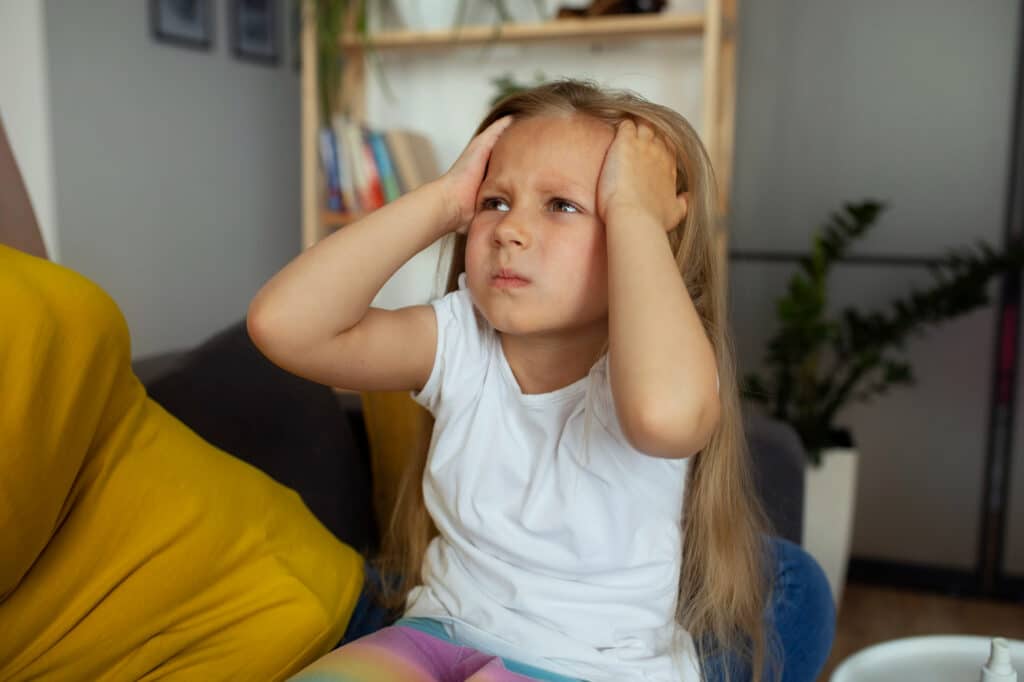 Niña sufriendo de ansiedad